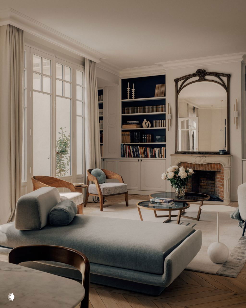 Светлая гостиная с камином, встроенными библиотечными шкафами и мягкой мебелью — интерьер, выдержанный в пастельных и синих тонах.