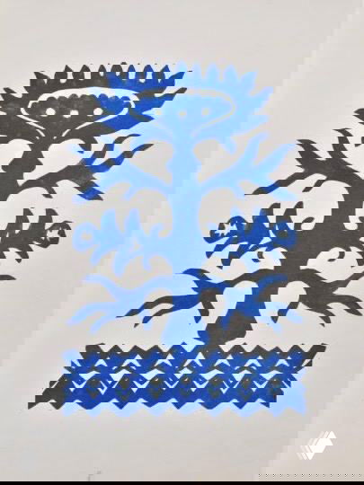 Синяя вытынанка с древообразным мотивом и декоративной каймой внизу на светлом фоне, пример стилизованной бумажной вырезки.