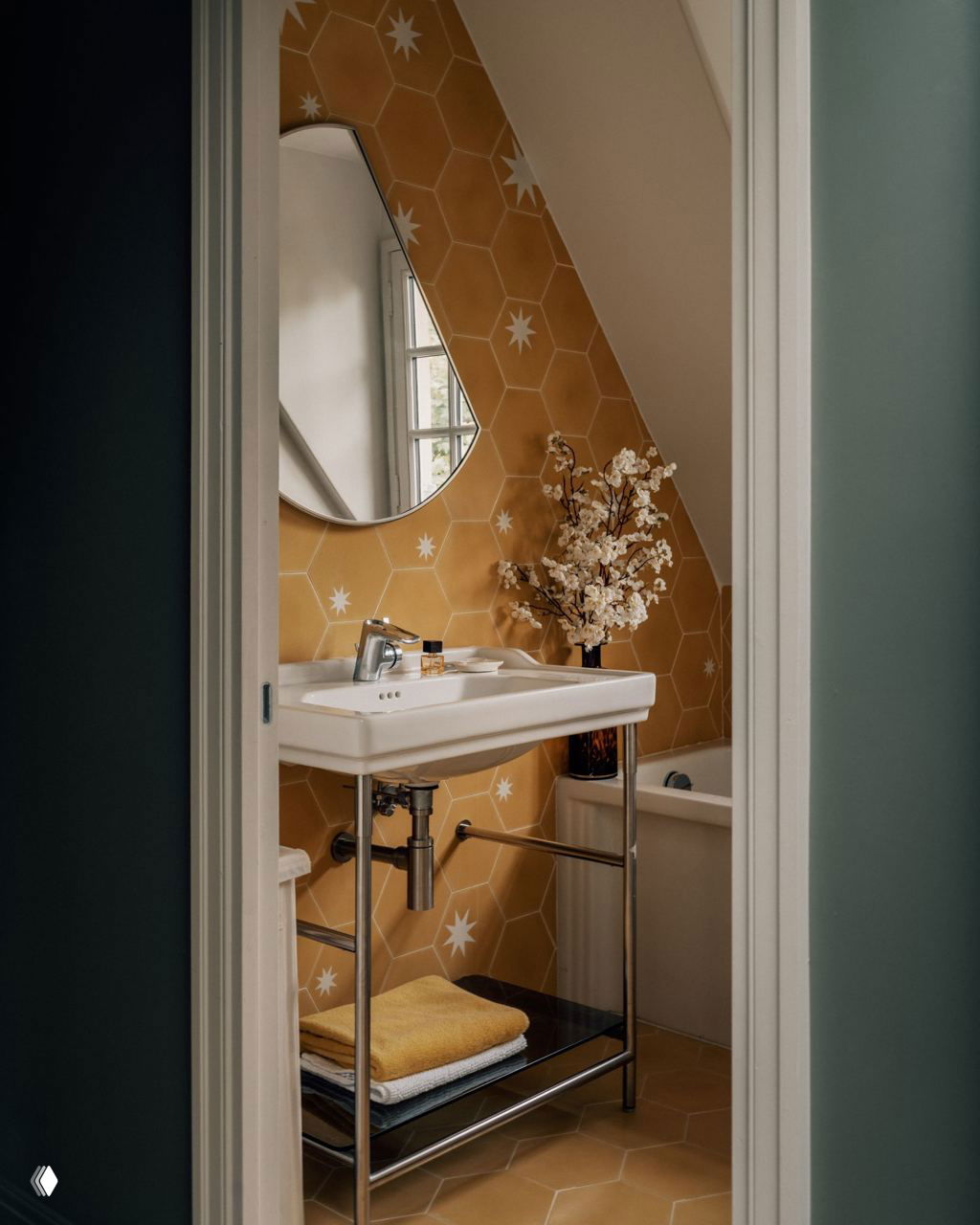 Маленькая ванная комната с желтой шестигранной плиткой и белой раковиной — продуманная современная интерпретация небольшого помещения.