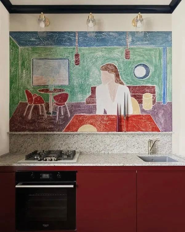 Небольшая кухня с художественным настенным панно над рабочей зоной, контрастными бордовыми фасадами и светлой столешницей.