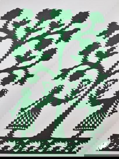 Зелёная вытынанка с двумя фигурками девушек у дерева на белом фоне, традиционный народный сюжет в технике вырезания из бумаги.