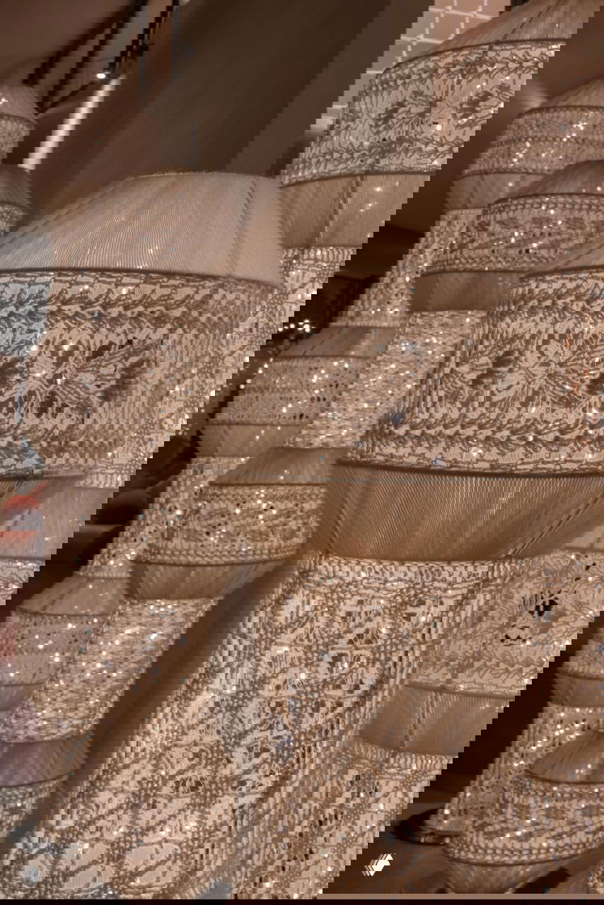 Серия ажурных плетёных светильников и колонн, напоминающих текстильные скульптуры: ручная вязка, тонкая фактура и мягкое тёплое освещение интерьера.