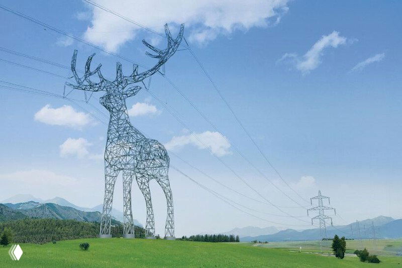 Концепт линий электропередач в виде каркасной скульптуры аиста над зелёной равниной и горами на заднем плане.