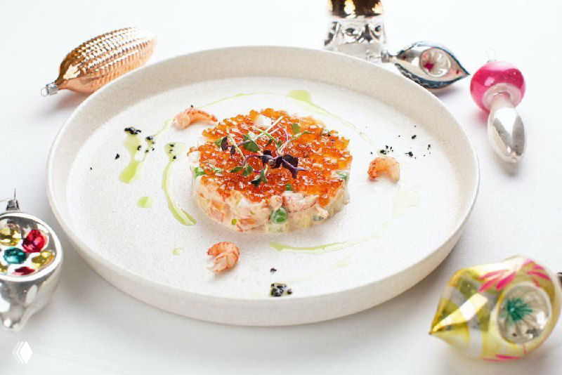 Изображение с цифровыми искажениями: тарелка и столовые приборы частично неразличимы, видны абстрактные цветовые артефакты