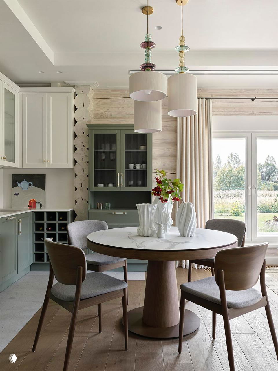 Кухонная зона с зелёными шкафчиками, витриной и подвесными светильниками; большое окно открывает вид на участки и поля за домом.