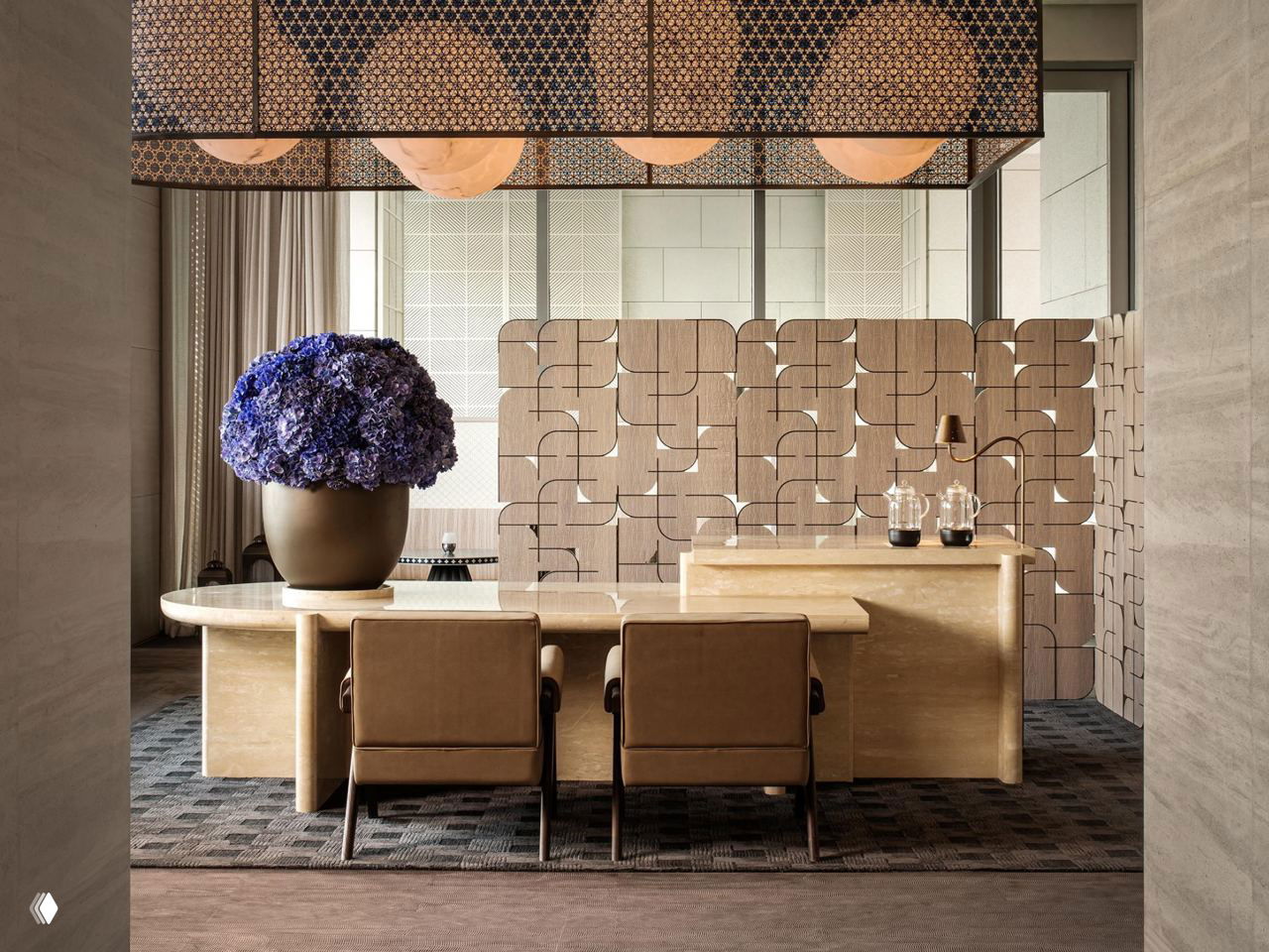 Ресепшн и рабочая зона с крупной вазой с синими цветами и декоративной разделительной панелью — сочетание ремесленной фактуры и сдержанной цветовой гаммы в общественных зонах.