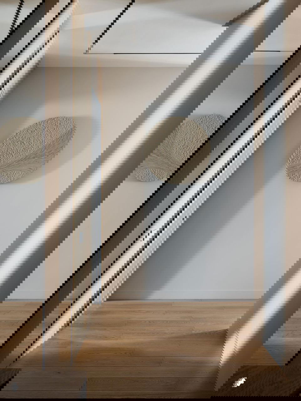 Прихожая с зеркалом и деревянной отделкой: входная зона с лаконичной мебелью, тёплый паркет и минималистичный декор.