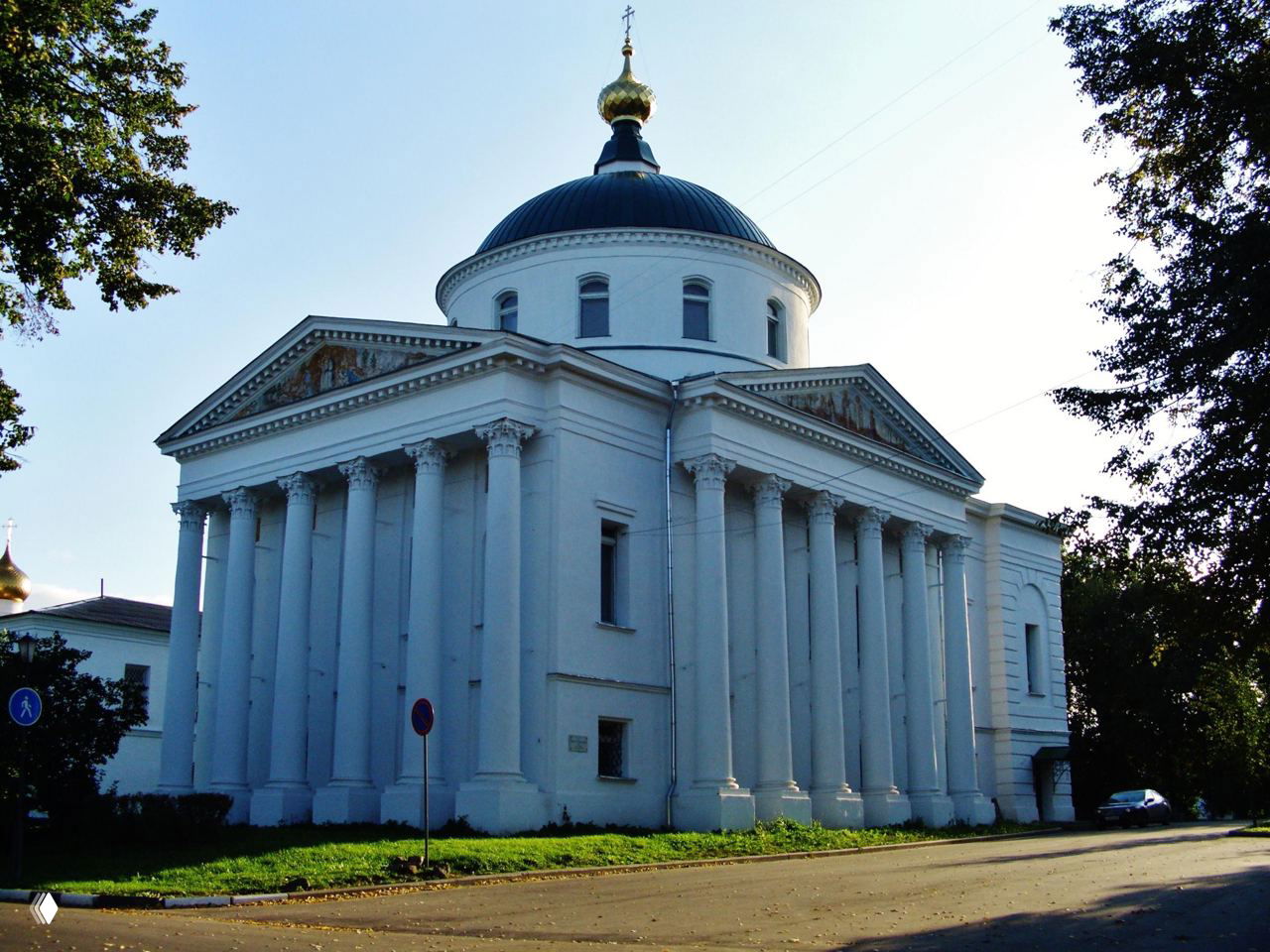 Классическое здание с колоннами и куполом в неоклассическом стиле, расположенное в историческом центре Ярославля — архитектурный памятник города.