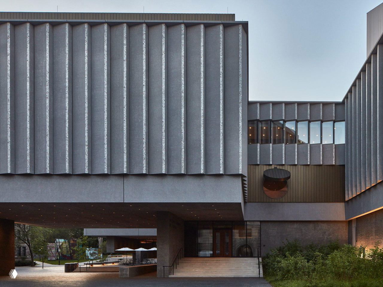 Фасад художественного музея Принстонского университета Дэвида Аджайе: ребристые бетонные панели и вход под навесом.