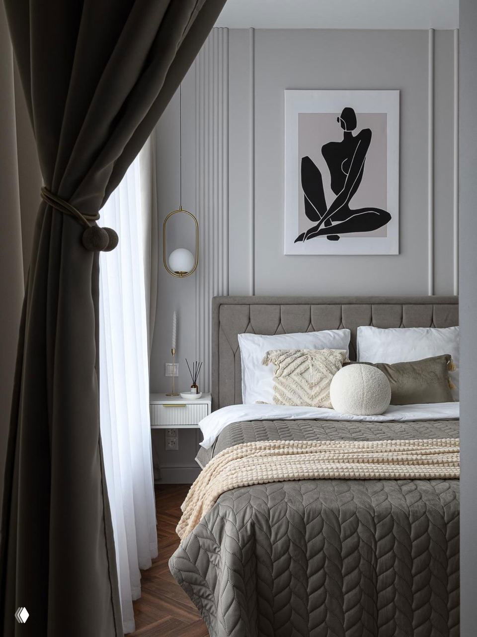 Спальная зона в спокойной нейтральной палитре: мягкое изголовье, текстурированные покрывала и акцентная картина над кроватью, тёплый приглушённый свет.