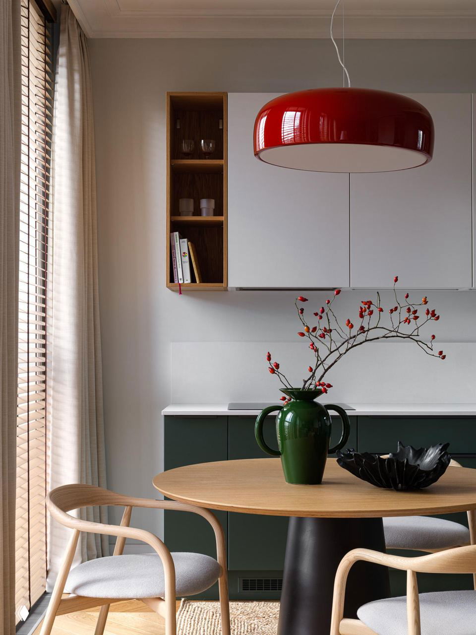 Сдержанная эклектика: квартира 60 m² для девушки и корги