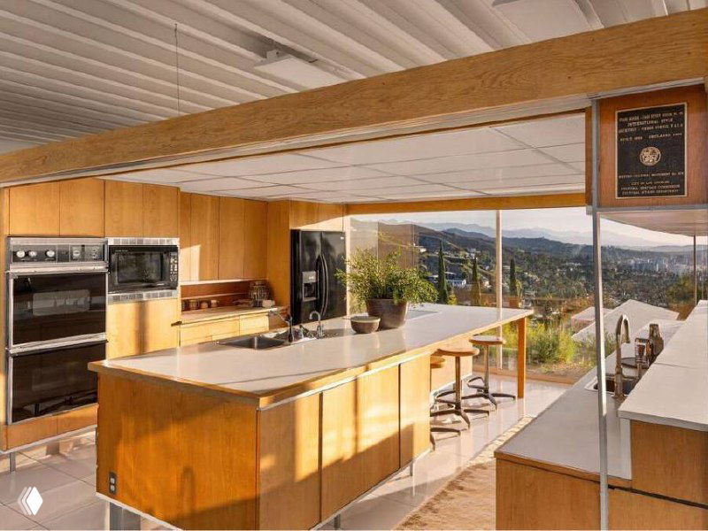Интерьер дома Шталя с лаконичными элементами стали и стекла, открытая терраса и бассейн, панорама Голливудских холмов и городской пейзаж на заднем плане.