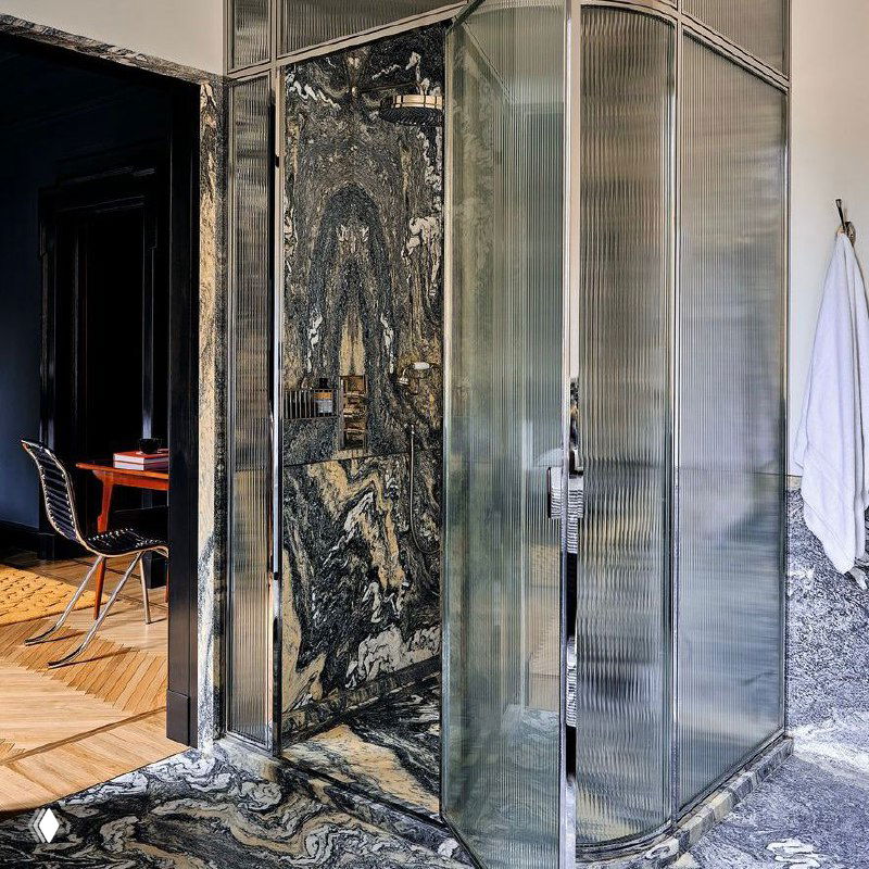 Элементы отделки и мраморные поверхности в проекте Studio Dragó: контраст текстур, отражения и аккуратная планировка пространства.