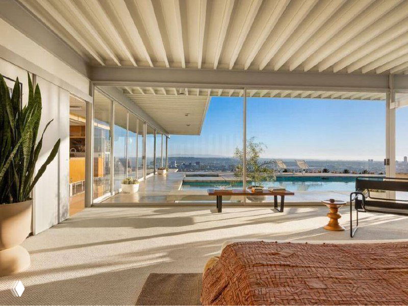 Широкий план террасы Case Study House №22: минималистичная современная мебель, панорамные окна и ступенчатая композиция внешних площадок с видом на город.