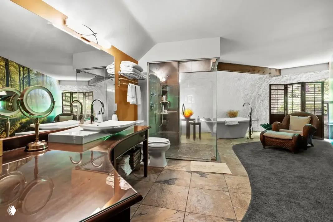 Просторная ванная комната с душевой кабиной в стекле, отдельно стоящей ванной и зеркалами — часть жилого пространства под куполом.