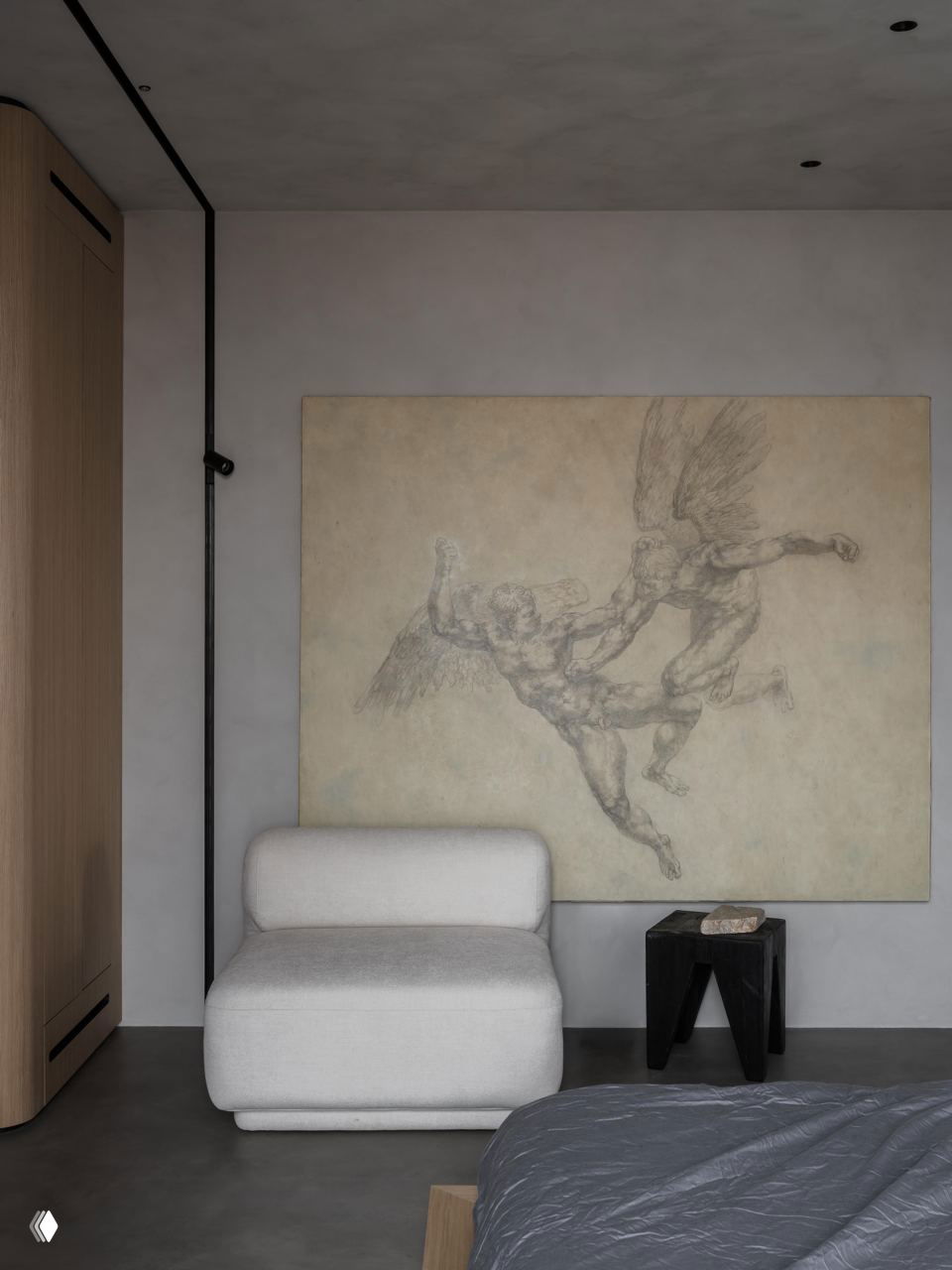 Уютный уголок в спальне: мягкое кресло и большое рисованное полотно с фигурами на нейтральном фоне, подчёркивающее художественную атмосферу интерьера.