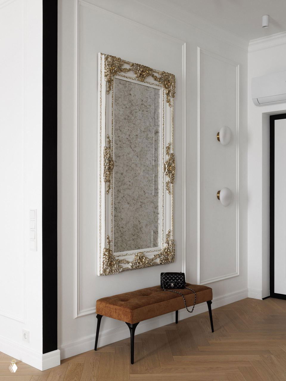 Прихожая с высокой декоративной панелью, большим прямоугольным зеркалом в резной золочёной раме и мягкой скамьёй с бархатной обивкой на фоне светлых стен.