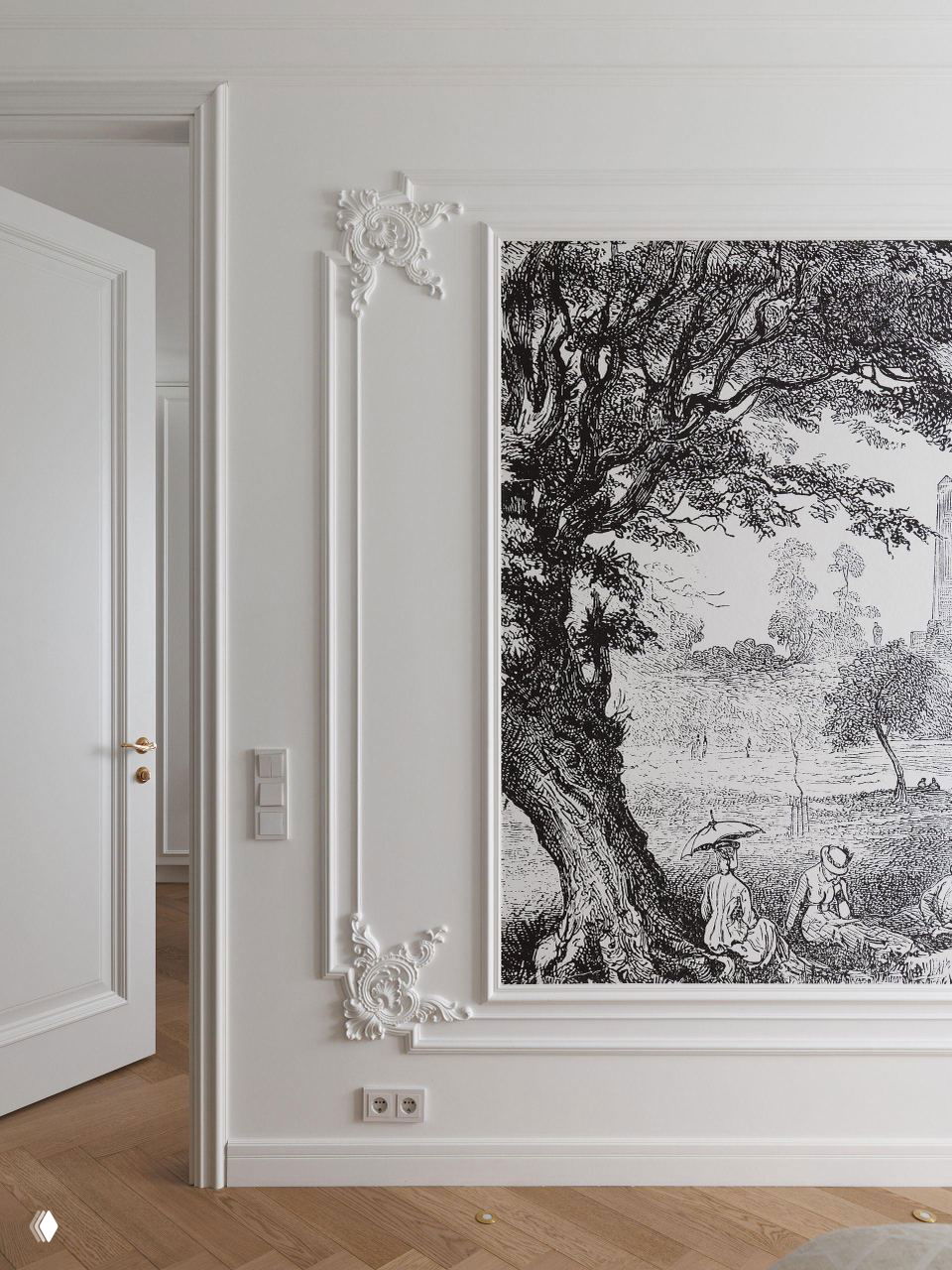 Деталь стены с лепниной и большой чёрно-белой графической панелью в раме, на светлом фоне классические молдинги и паркет подчёркивают художественный акцент интерьера.