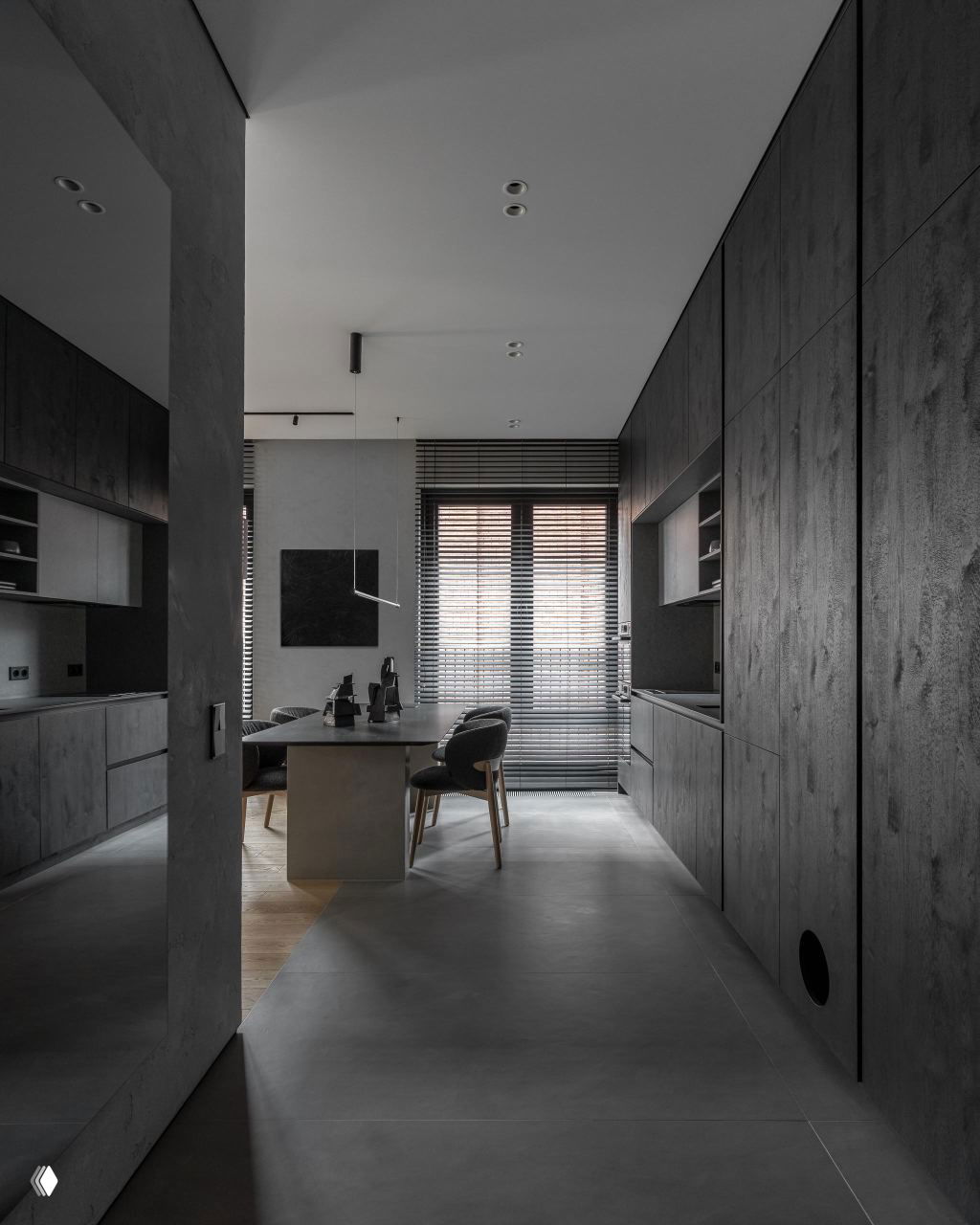 Вид на кухню и столовую с плиточным полом и тёмными древесными фасадами, отражение в больших зеркалах усиливает ощущение простора.