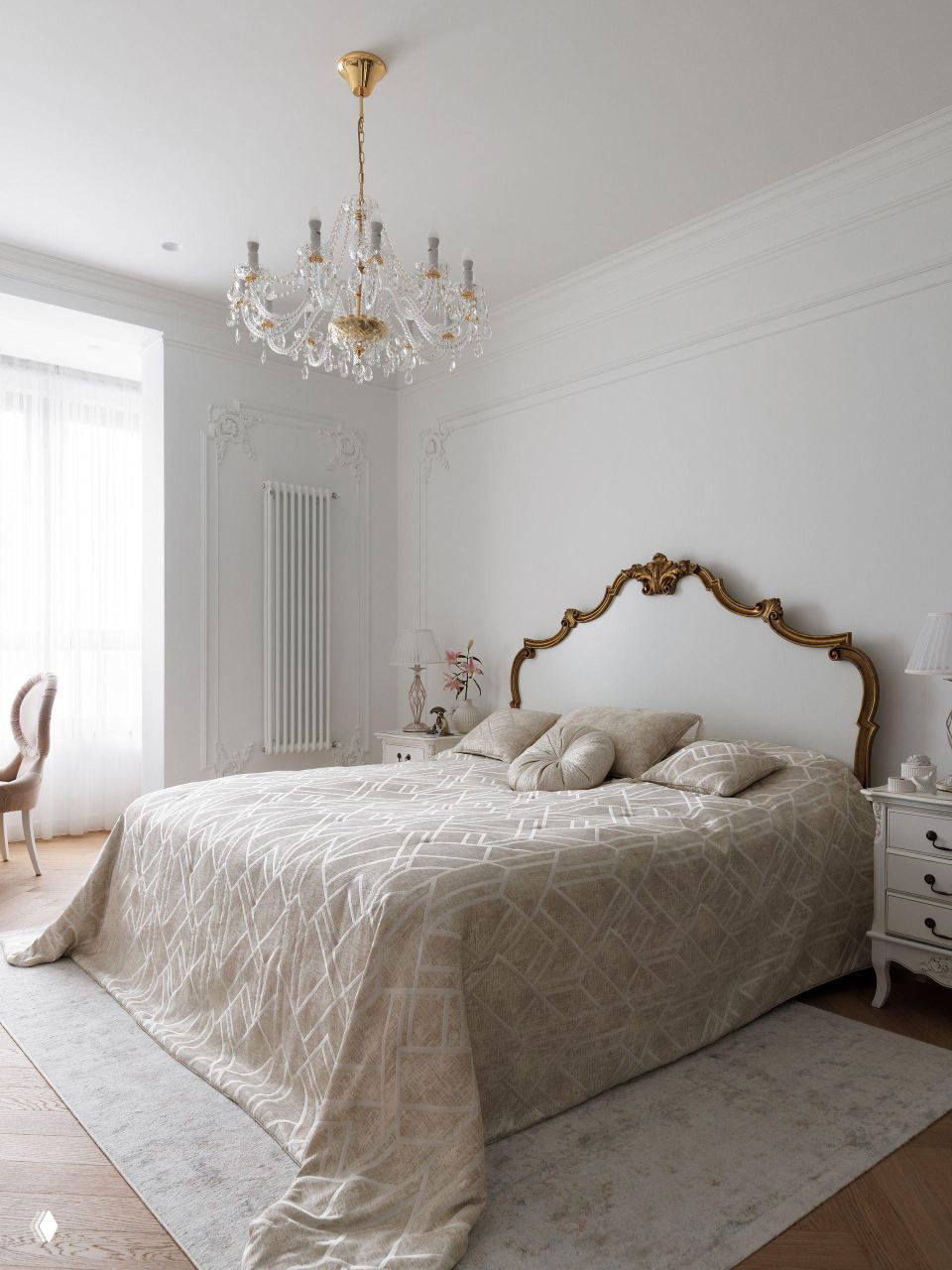 Спальня в кремово-белой палитре: большая постель с декоративным изголовьем в золочёной раме, хрустальная люстра и лёгкие шторы для мягкого естественного освещения.