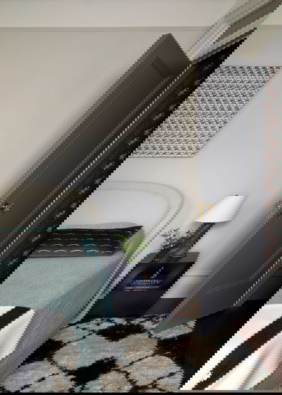 Интерьер кухни с белой плиткой, витражным окном и латунной фурнитурой возле раковины; классические детали и современная сантехника.