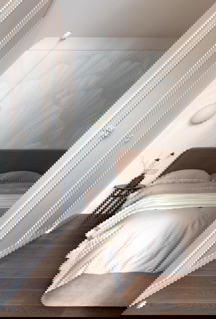 Спальная зона в мягких бежевых оттенках: комфортная кровать, изящный прикроватный столик и нежный орнамент на стене — спокойный интерьер.