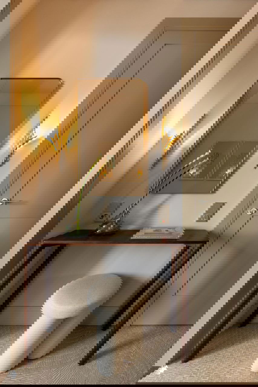 Прихожая с консолью и круглым зеркалом, мягкий пуф и тёплое освещение — элегантный вход в небольшую московскую квартиру площадью 39 м².