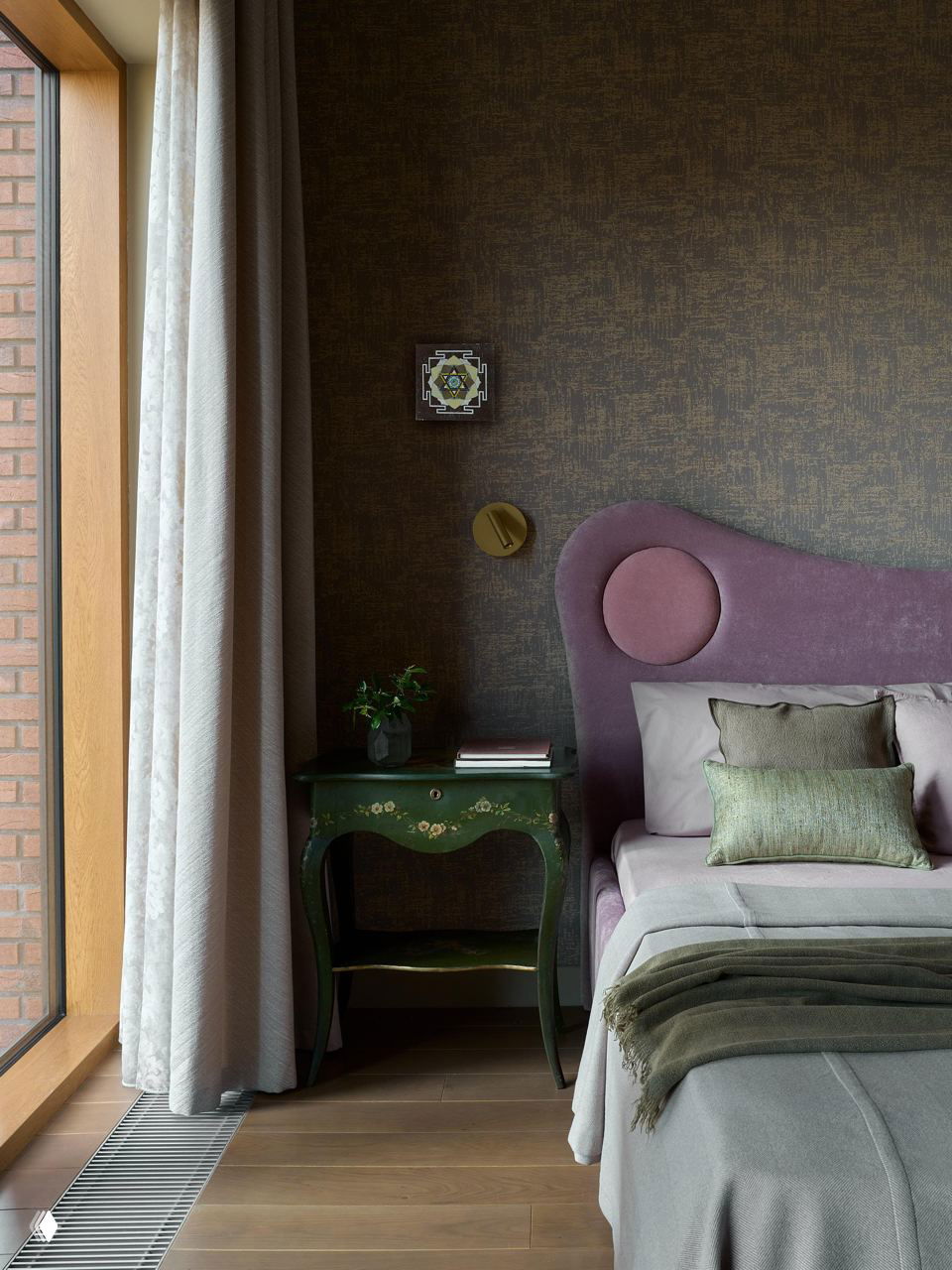 Детская комната с двухъярусной кроватью в детской зоне, графичное настенное панно с чертежом самолёта и функциональная игровая мебель.