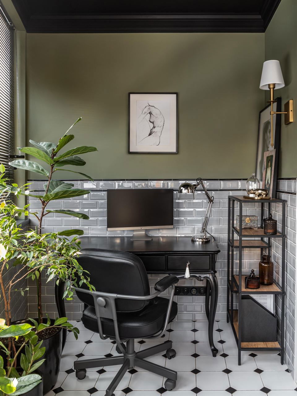Небольшая рабочая зона с тёмным потолком, оливковой стеной, кафельной фартукой и креслом у стола — пример акцентного потолка в интерьере.