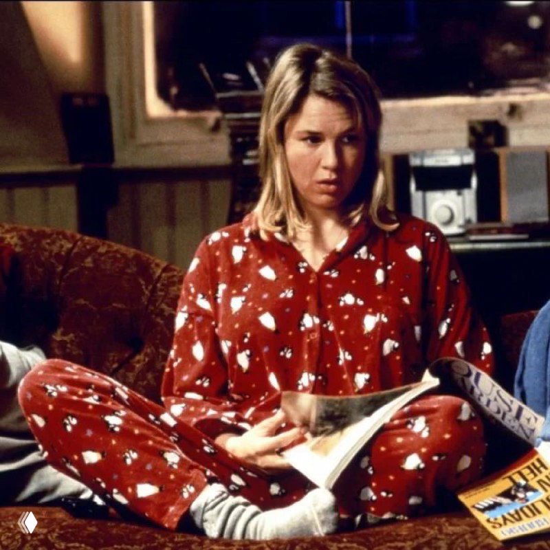 Искажённый глитч-кадр: цифровые артефакты и наложение фрагментов сцен создают эффект повреждённой плёнки или ретро-нотаций.