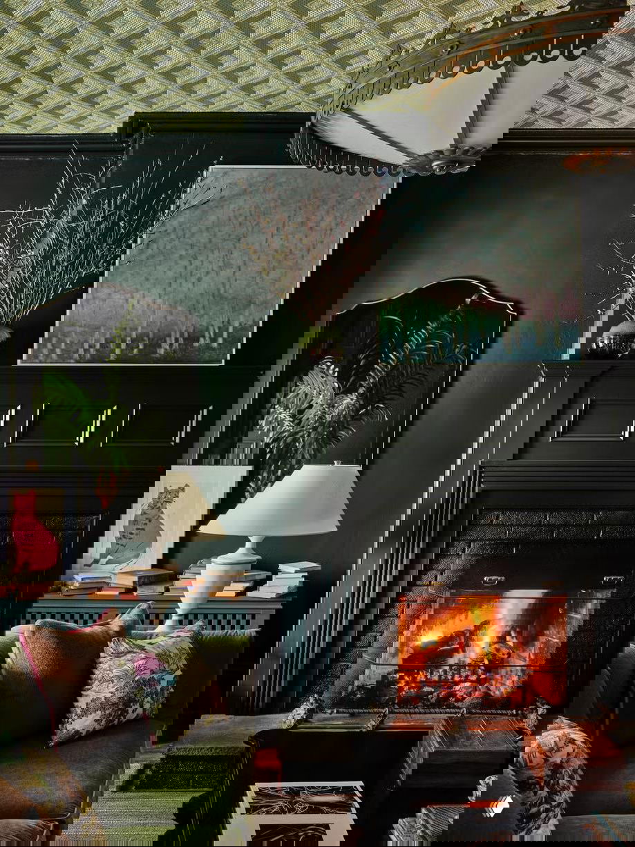 Гостиная с тёмно-зелёными стенами, камином и декоративным расписным потолком в светло-зелёных тонах — контрастный акцент в классическом интерьере.