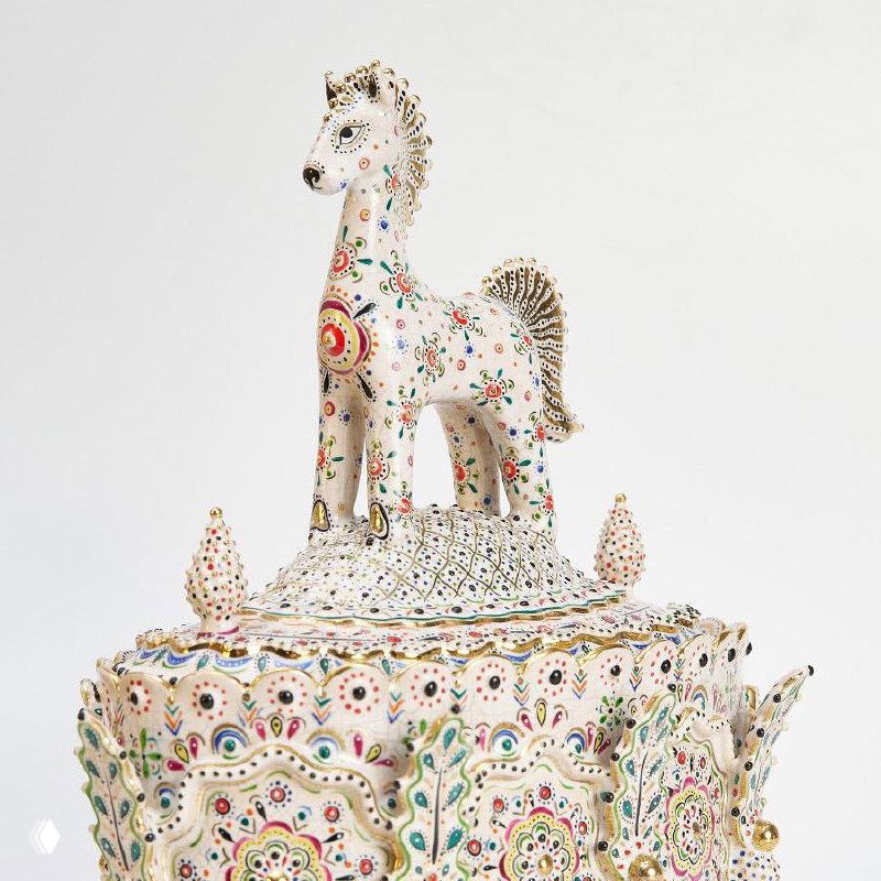 Фрагмент декоративной керамики с художественной росписью и узорами; изображение стилизованных коней частично искажено/арт‑фильтр.