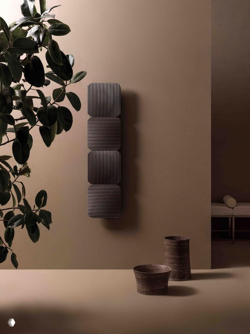 Вертикальная композиция из четырёх квадратных модулей радиатора Lana тёмно-коричневого оттенка на бежевой стене рядом с растением и декоративными сосудами.
