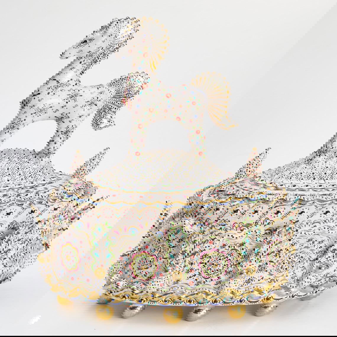 Керамическая круглая шкатулка с фигурой стоящего коня на крышке, сложная точечная и цветочная роспись по белому фону и золотые ножки.