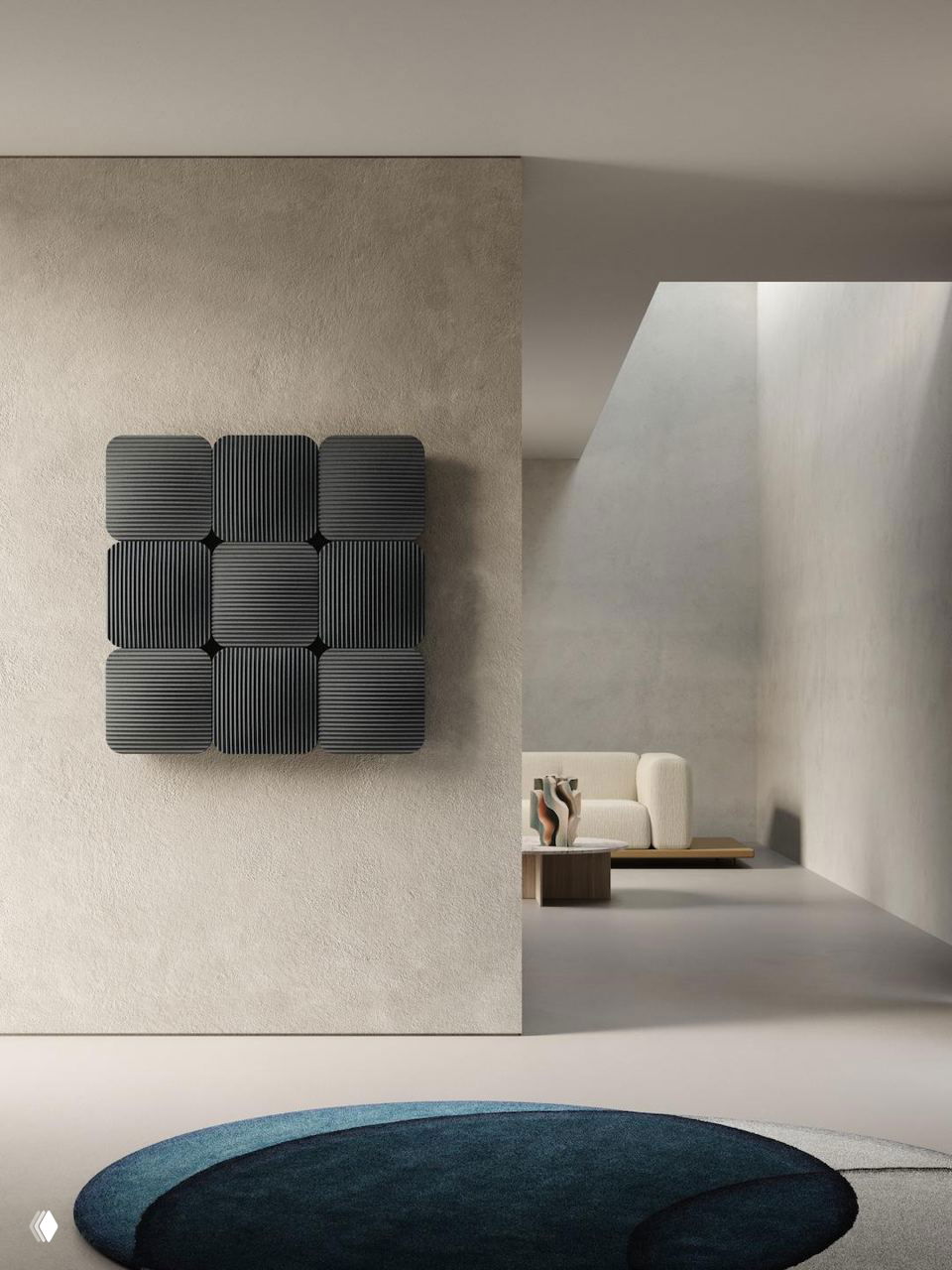 Квадратная шестимодульная композиция Lana тёмно-серого цвета на текстурной светлой стене, виден минималистичный интерьер и круглый синий ковёр на полу.