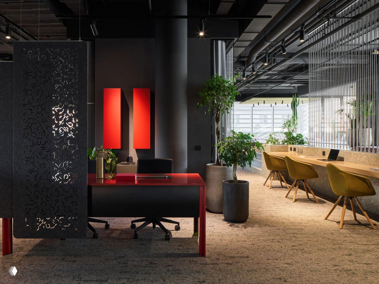 Рабочая зона с контрастной красной стойкой администратора, растениями и барной зоной с жёлтыми сиденьями, тёплая акцентная палитра в интерьере офиса.