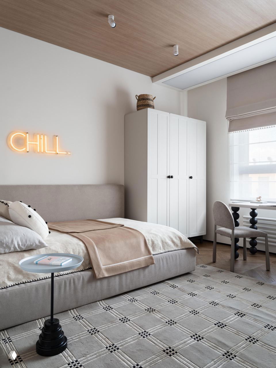 Спальня с тёплым деревянным потолком, мягкой низкой кроватью и неоновой надписью «CHILL» на стене, спокойная светлая палитра тканей и текстур.