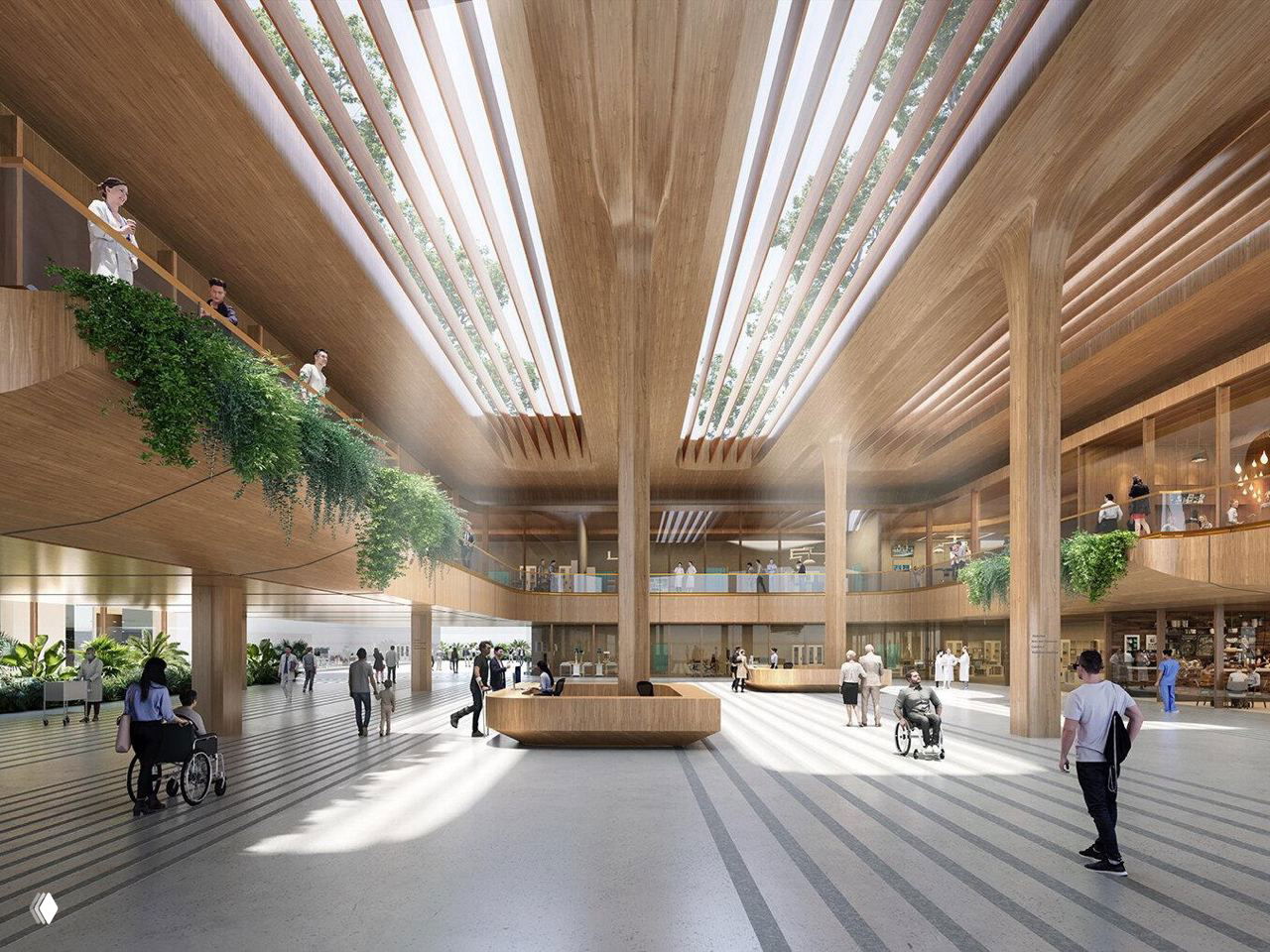 Интерьер внутренней улицы больницы: высокий световой атриум с деревянной отделкой, узкими световыми люками в потолке и людьми в проходах, создающий спокойную атмосферу.