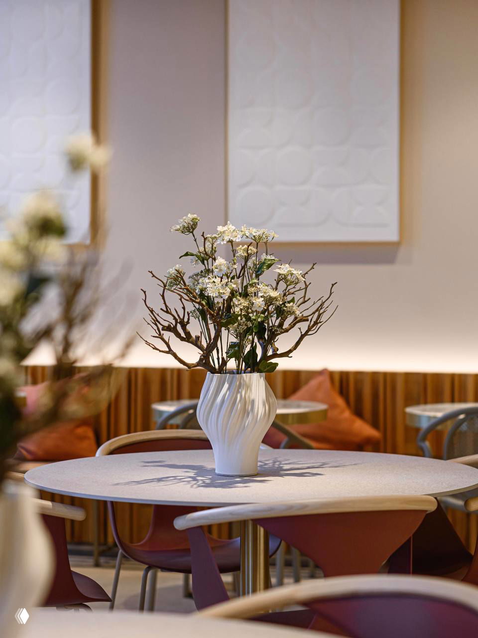 Фрагмент композиции: белая ваза с цветами на столе, отражения в зеркале и деревянные панели на стене — внимание к деталям отделки.