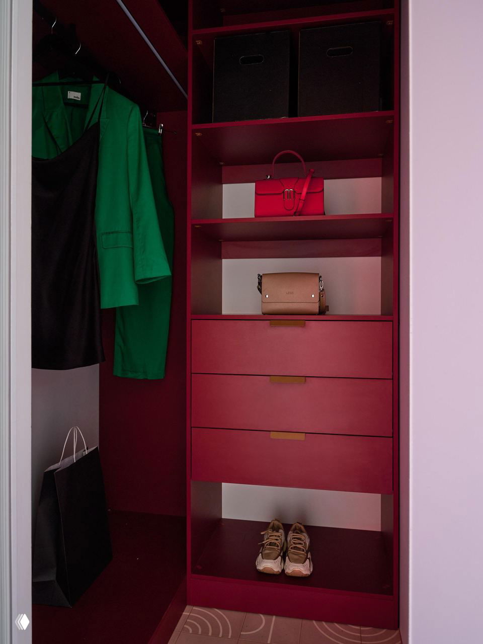 Гардеробная ниша с насыщенно-бордовыми полками, сумками и кроссовками — пример организованного хранения одежды и аксессуаров рядом с входом.