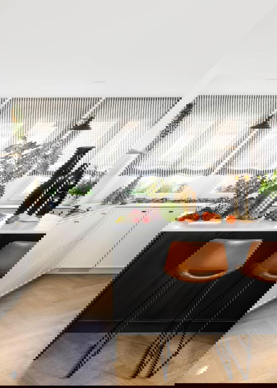 Кухонный остров с растительным декором, вазы, и свечи — светлый функциональный интерьер с праздничными акцентами и натуральными материалами.