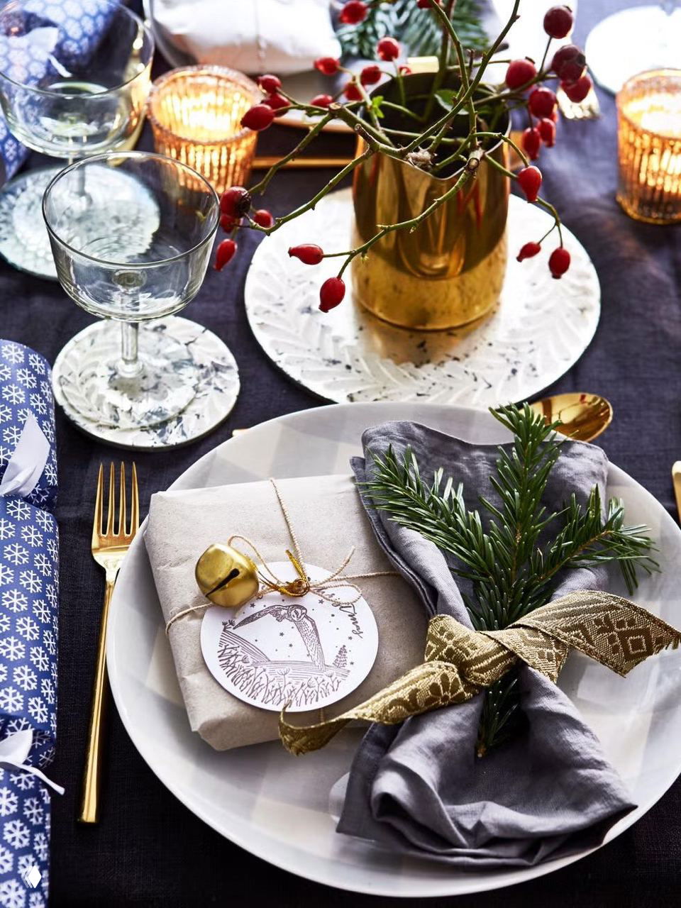 Праздничная сервировка: тарелка, золотые приборы, еловая ветка и маленький подарок — идеи декора для узкого стола
