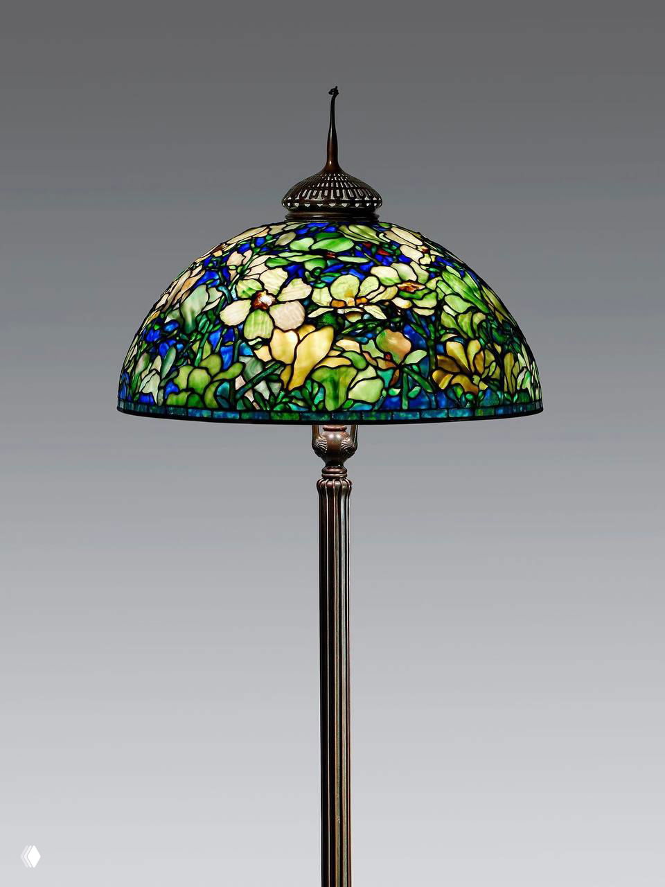 Напольная лампа Tiffany «Magnolia» почти в полный рост: куполообразный витраж с перламутровыми цветками магнолии и патинированная бронза в основании.