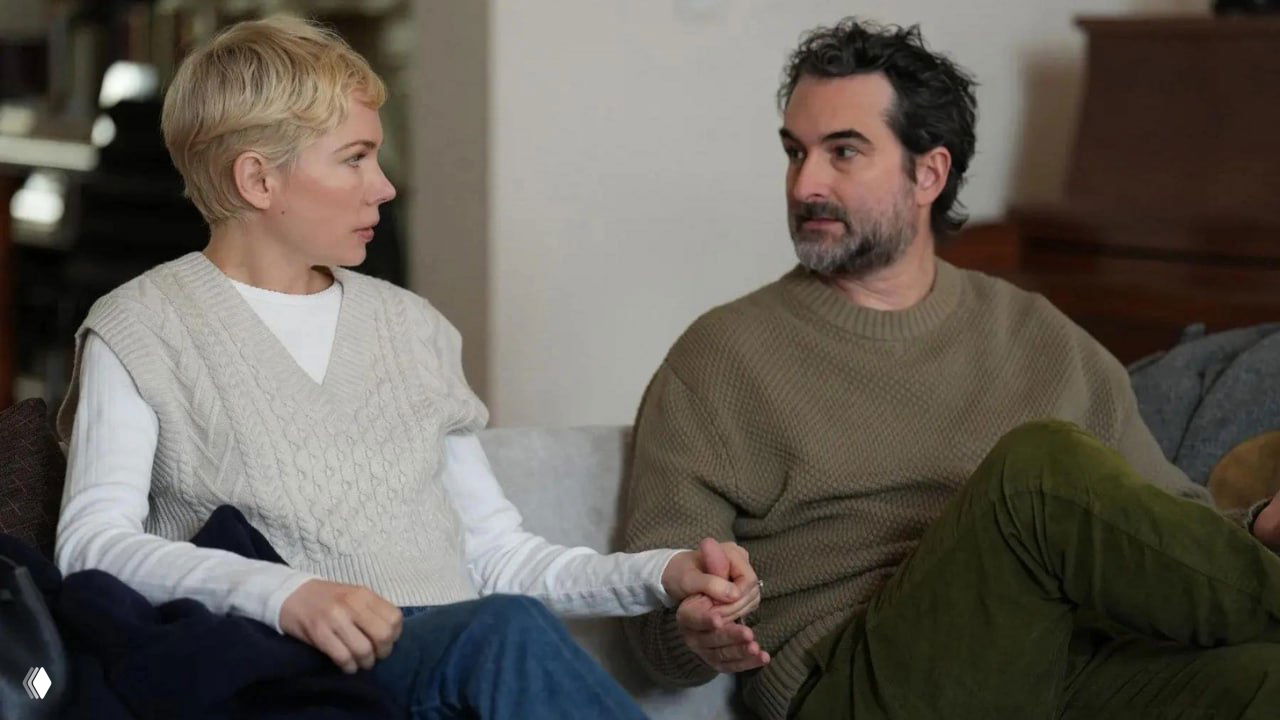 Двое взрослых сидят на диване и держатся за руки; иллюстрация к статье Psychologies о влиянии интимной жизни на риски развития рака и профилактику.