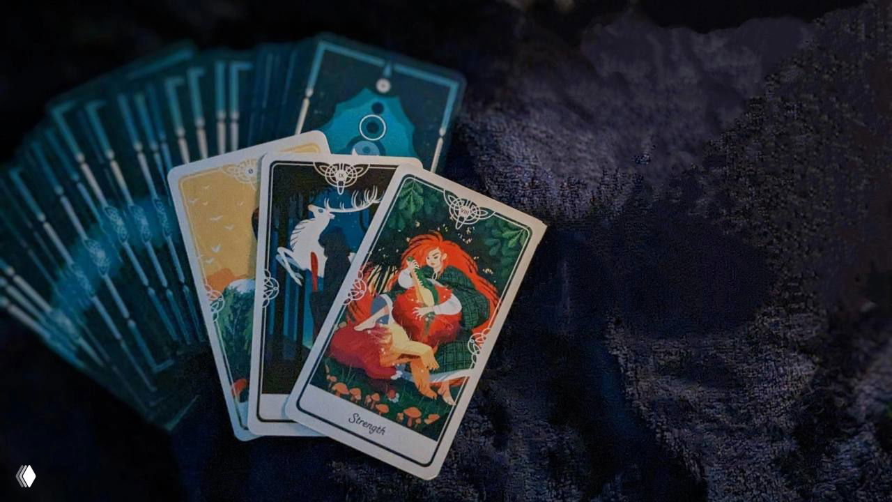 Фотография метафорических карт: несколько карт в раскрытом веере, три карты положены в центре на тёмном бархатном фоне.