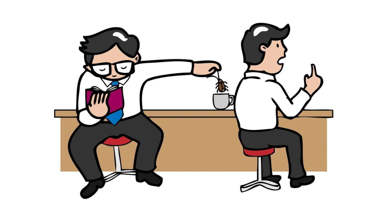 Карикатурная сцена: два мужчины за столом; один читает книгу и тайно подкладывает увядшее растение в чашку другого, второй отвернулся и не видит этого.