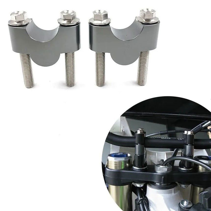 Пара алюминиевых проставок и кольцо-адаптер крупным планом на белом фоне, аксессуары для изменения позиции руля на мотоцикле.