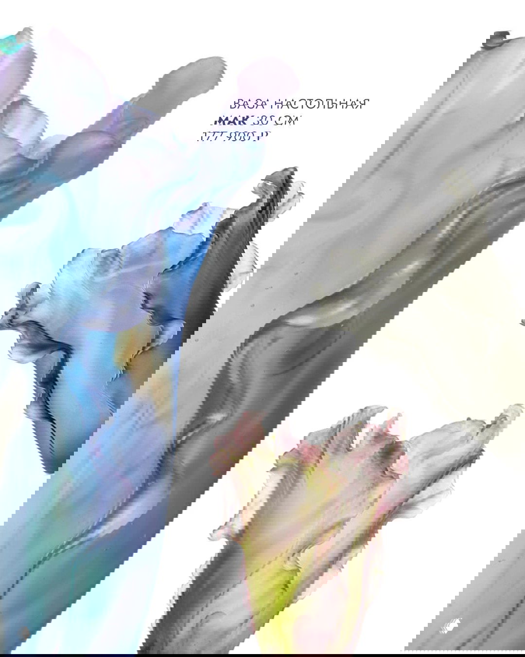 Набор декоративных чаш и блюд с мягкими краями и растительными формами, один экземпляр в зелёно‑голубой палитре и другие в белом исполнении.