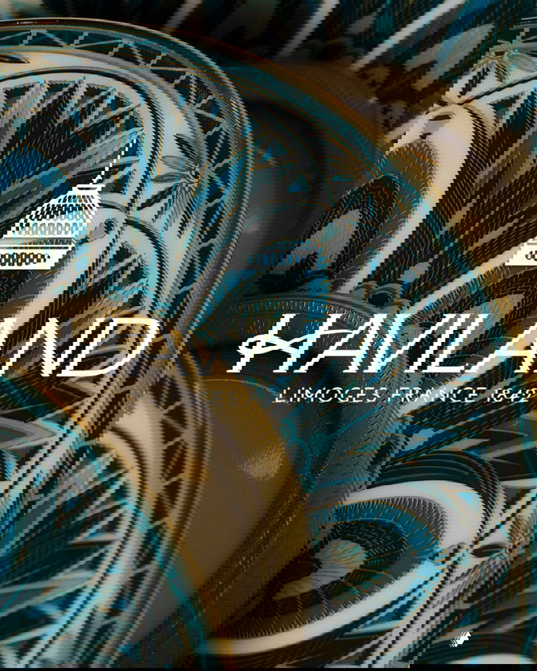 Крупный план тарелки из коллекции Haviland «Мечты о Ниле»: бирюзовые египетские узоры, тонкая золотая кайма и логотип бренда.