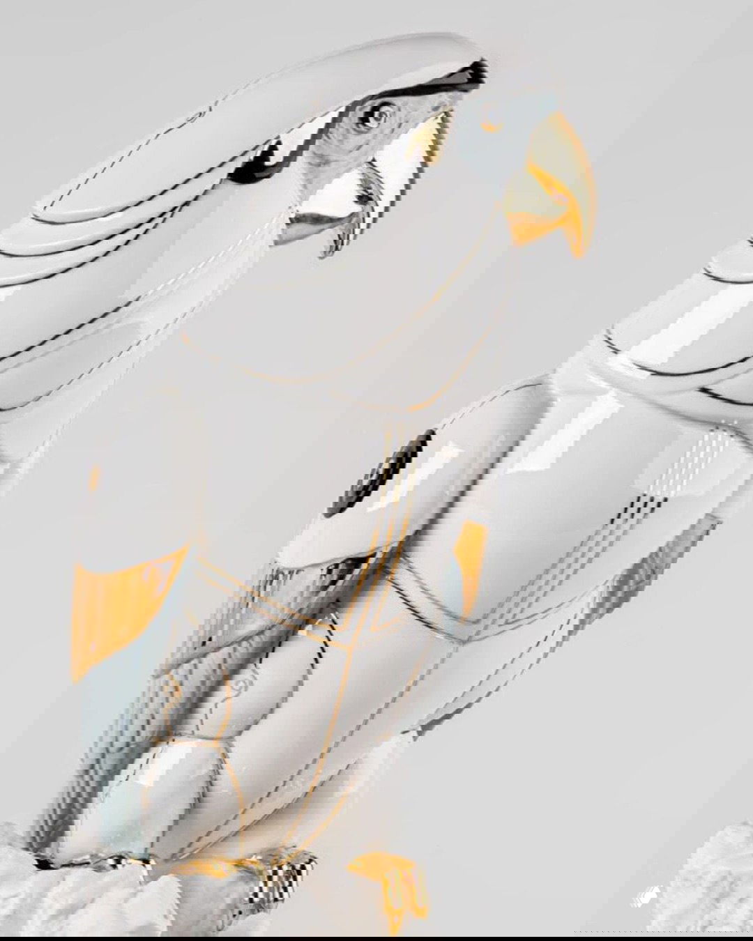 Фрагмент «Ара‑киборг»: позолота на клюве и когтях, холодные металлические тона и глянец фарфора на нейтральном фоне.